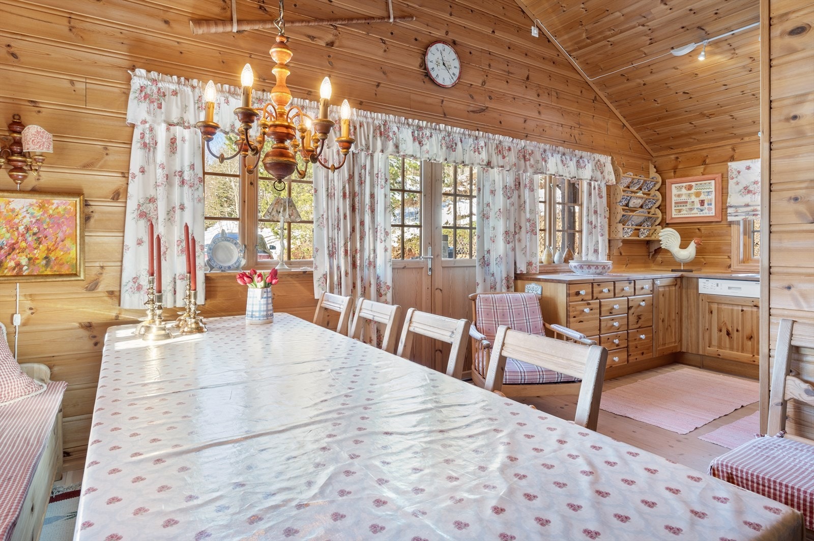 Nærhet til kjøkkenet gjør serveringen enkel. Galleribilde