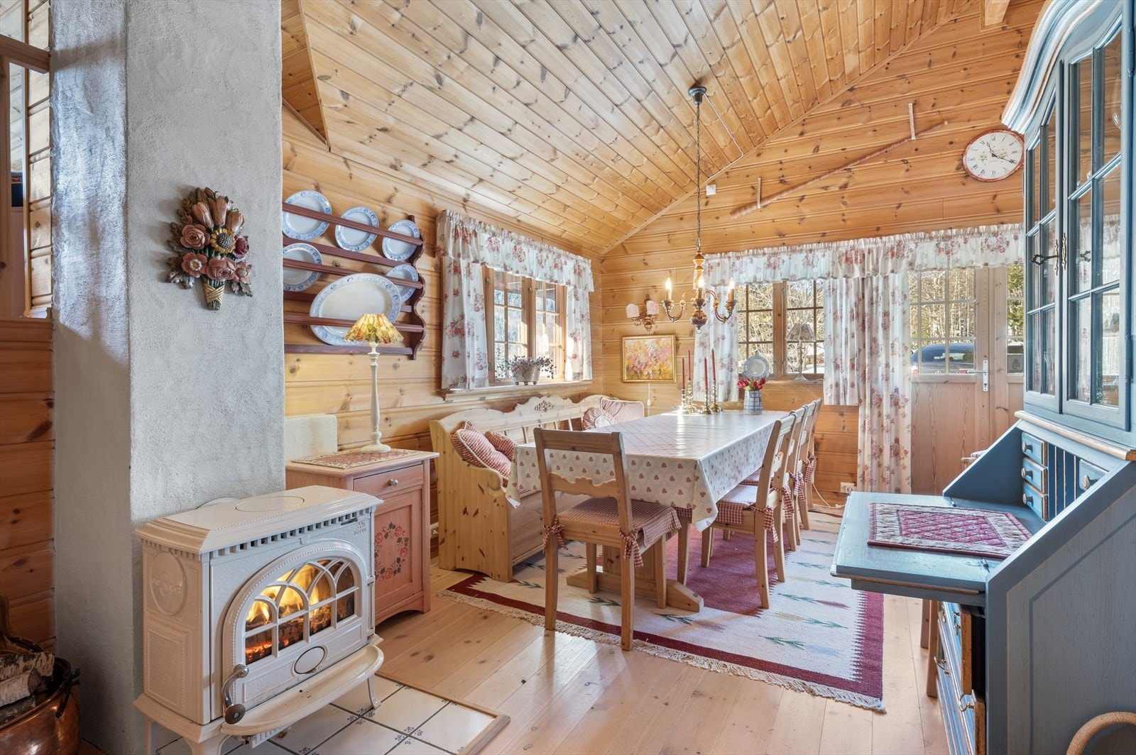 Åpen og sosial spiseplass med god plass til hele familien. Galleribilde