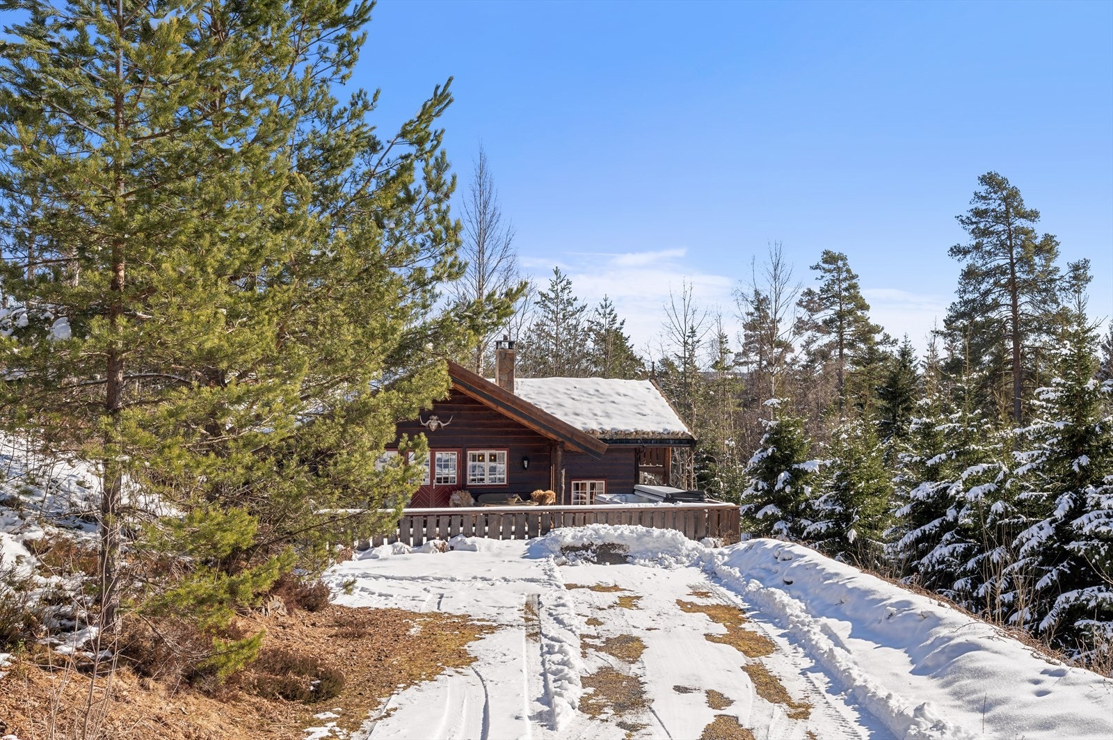 Sjarmerende fasade med god beliggenhet i terrenget. Galleribilde