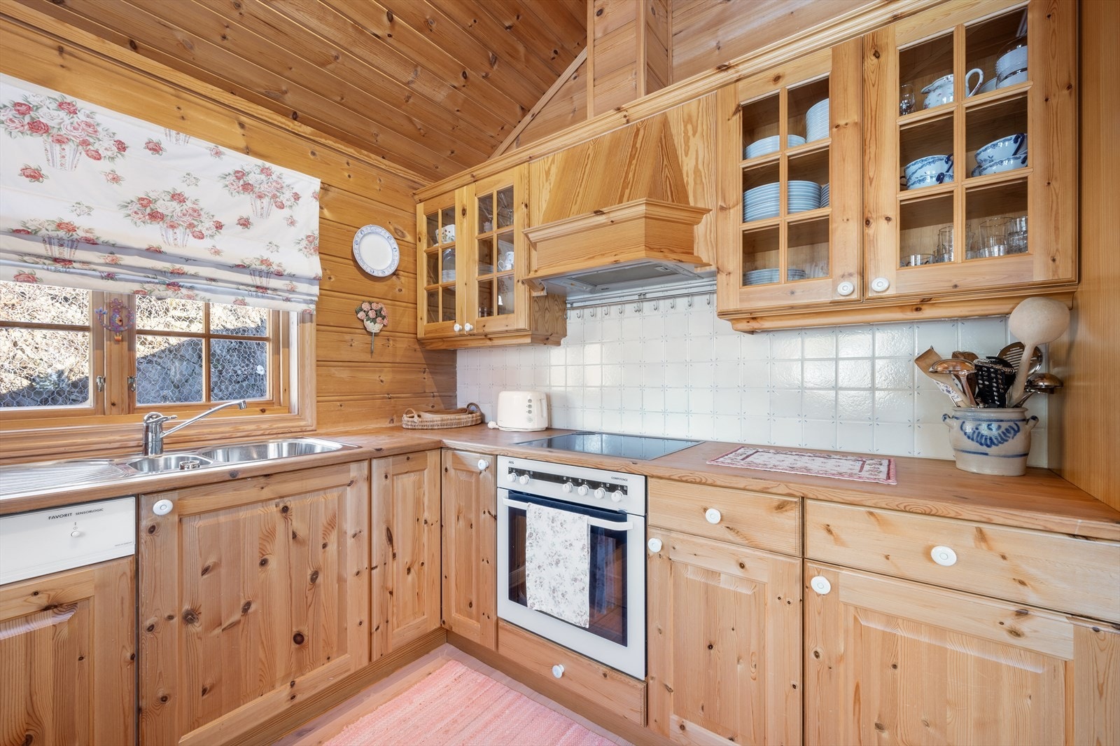 Integrerte hvitevarer og god skapplass. Galleribilde