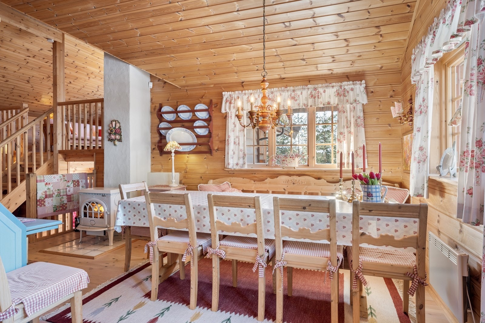 Frodig lysinnslipp og sjarmerende detaljer i tre. Galleribilde