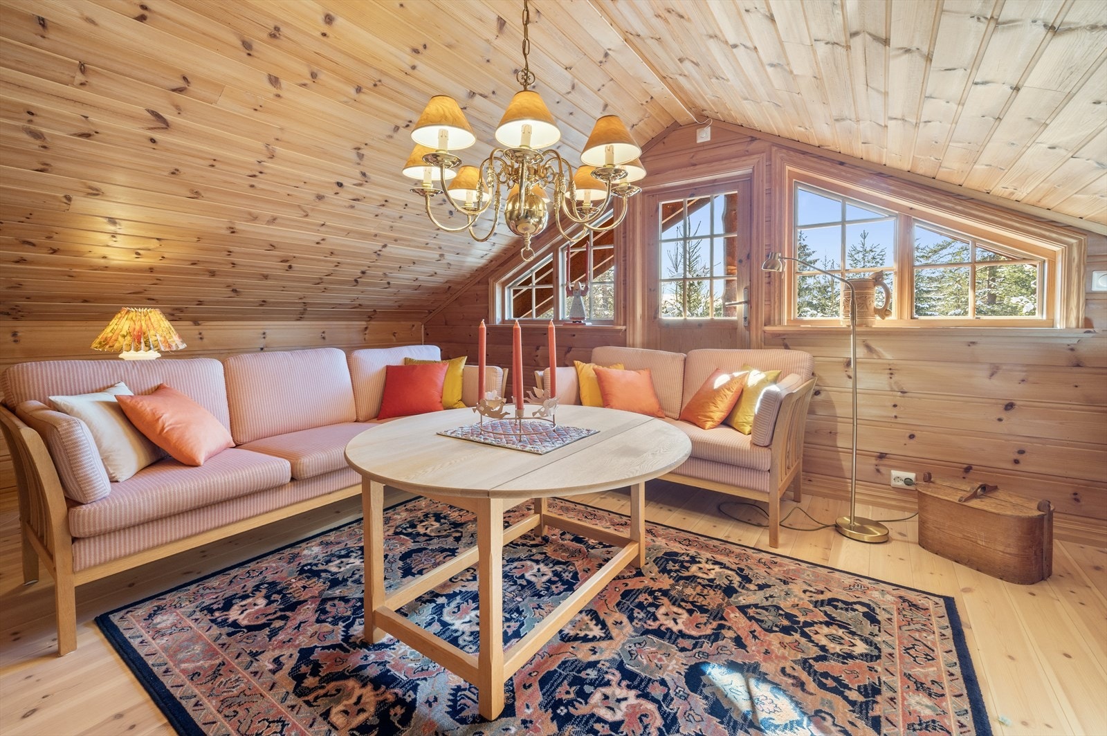 En liten og smart etasje med stort bruksområde. Galleribilde