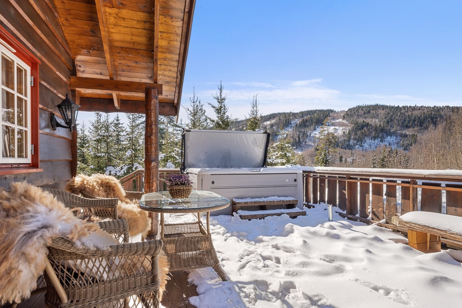 Vinterstid - Massasjebad inkludert - nyt utsikten fra varmt vann året rundt! 880-Optima Jacuzzi gir velvære rett utenfor stuedøra. Galleribilde