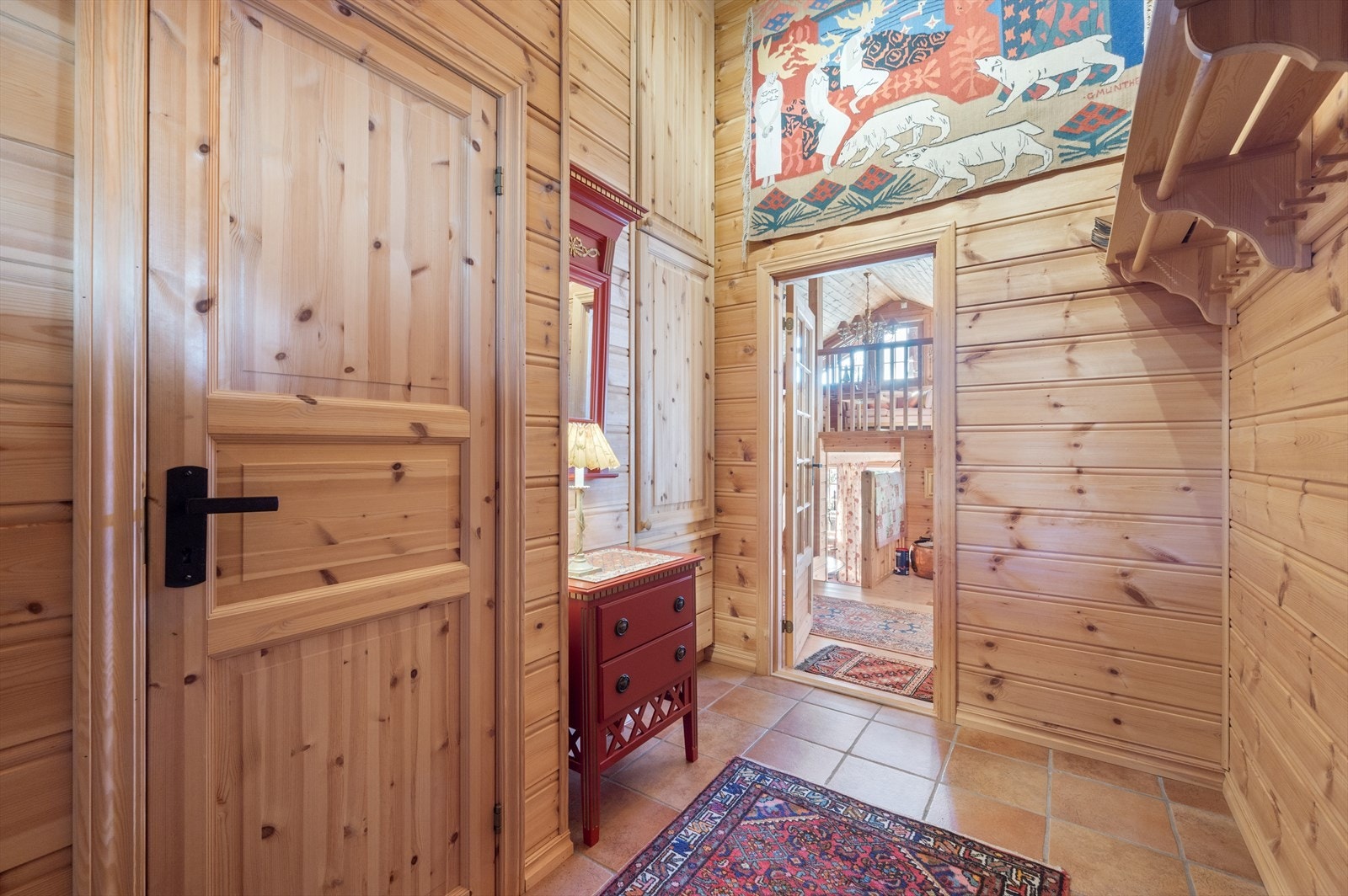 Til venstre er det toalett i vindfanget Galleribilde