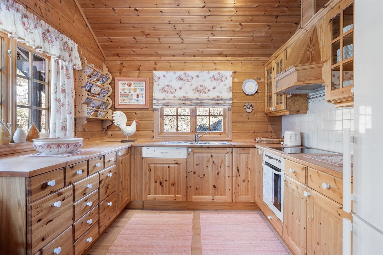 Tradisjonelt og godt utstyrt kjøkken med heltre benkeplate. Oppvaskmaskin er nylig ettergått og funnet i god stand. Galleribilde