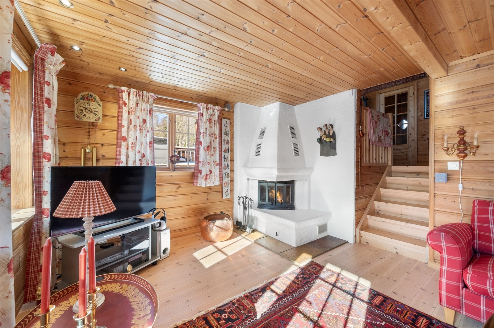 Vedfyrt peis gir varme og stemning gjennom alle årstider. Galleribilde