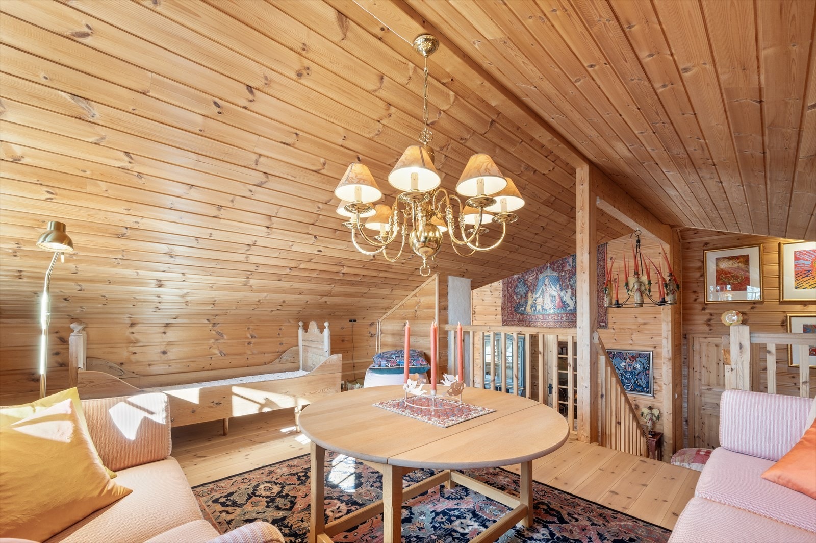 Ekstra oppholdsrom med hyggelig utsikt over stua. Galleribilde