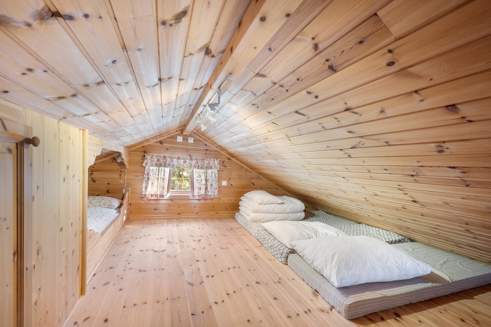 Hems gir god fleksibilitet i bruken av hytta. Perfekt sone for overnattingsgjester eller lek for de minste. Galleribilde