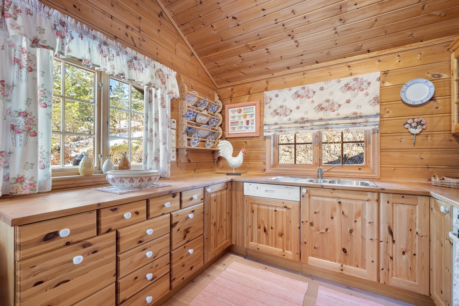 Tidløse fronter og kvalitetsmaterialer. Heltre og varme toner gir ekte hyttestemning. Galleribilde