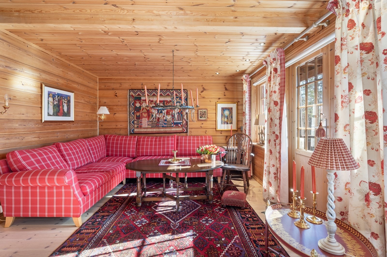 Harmonisk og hyggelig rom der hyttelivet kan nytes. Galleribilde