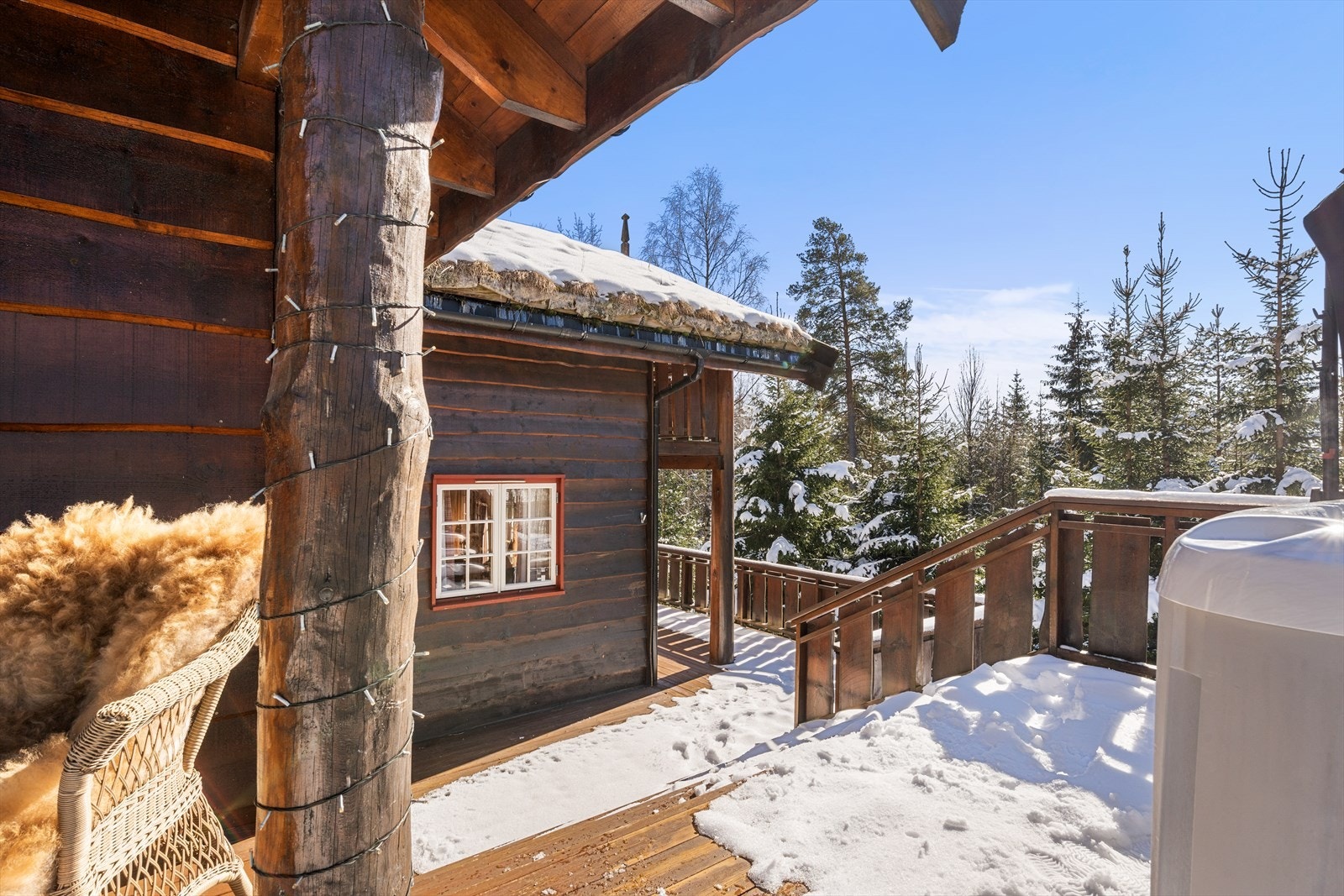 Terrassen strekker seg rundt hytta og gir flere soner å bruke. Galleribilde