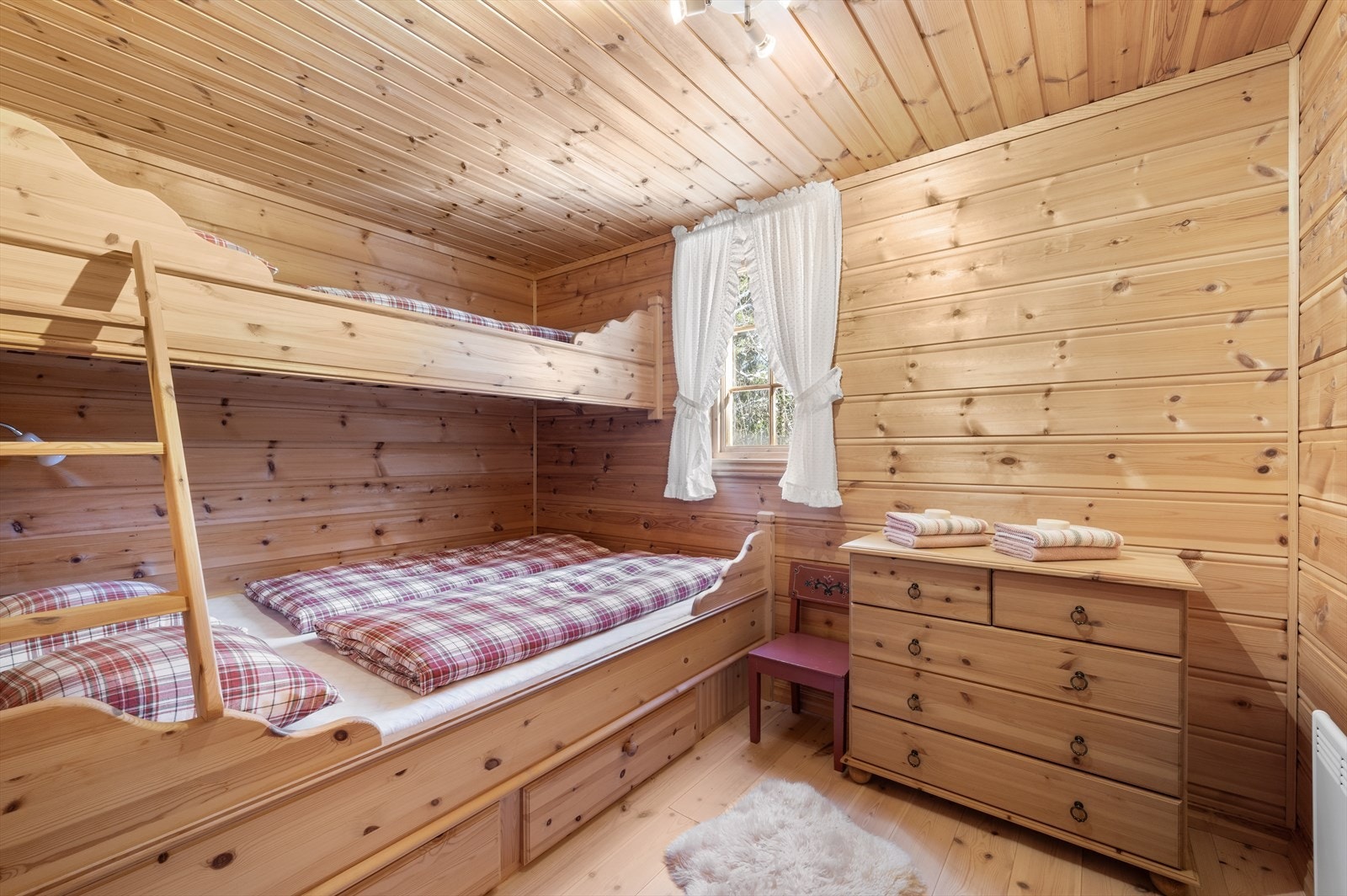 Naturlige materialer gir et rolig og behagelig sovemiljø. Galleribilde