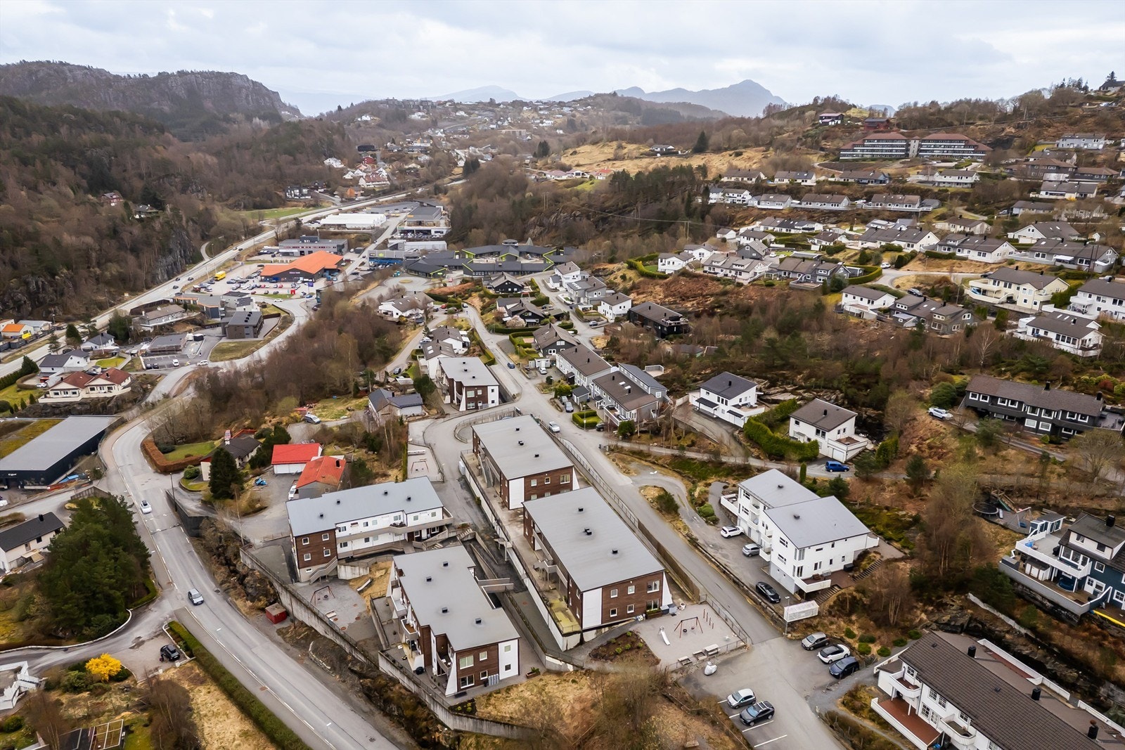Boligen har en sentral og attraktiv beliggenhet i populært boligområde. Barnevennlige omgivelser med tilsvarende bebyggelse og lite
trafikk. Solrik beliggenhet. Galleribilde