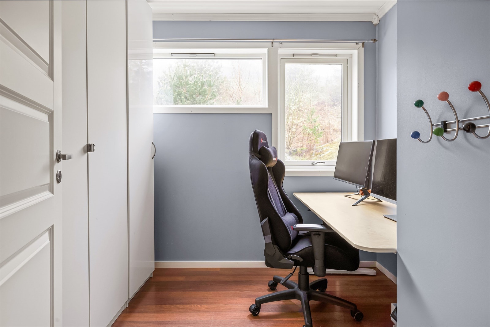 Ett av totalt tre soverom. Dette soverommet er benyttet kontor av eier. Galleribilde