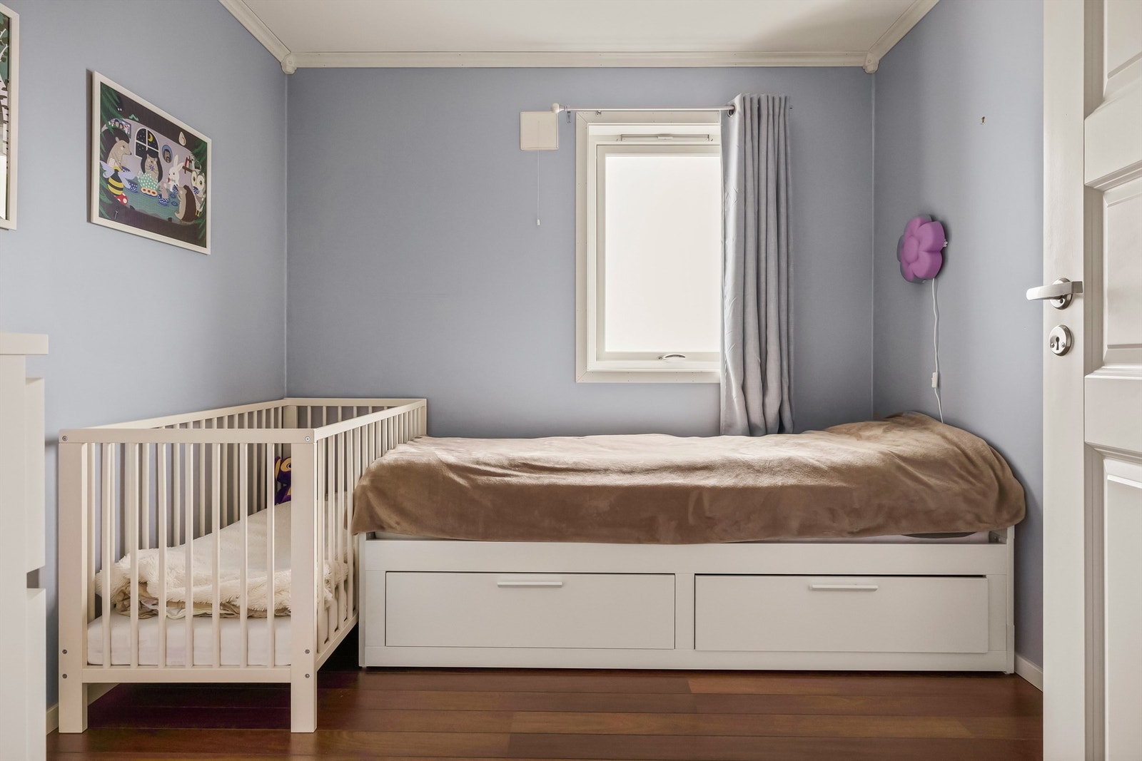 Ett av totalt tre soverom i leiligheten. Galleribilde