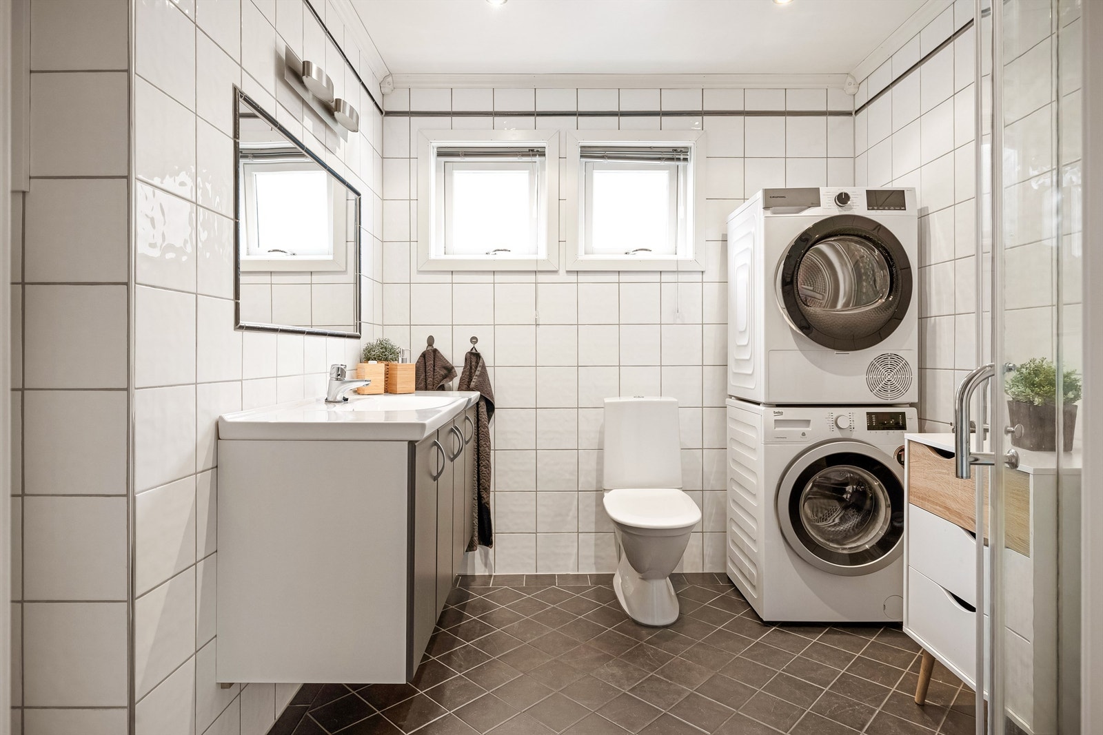 Flott helfliset bad/wc kombinert vaskerom. Varmekabler i gulv. Galleribilde