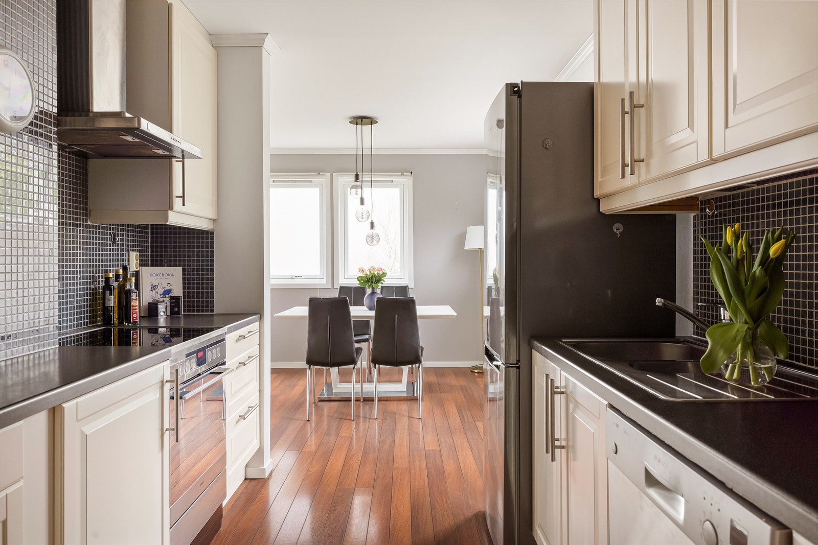 Fra kjøkken mot spisestue. Galleribilde