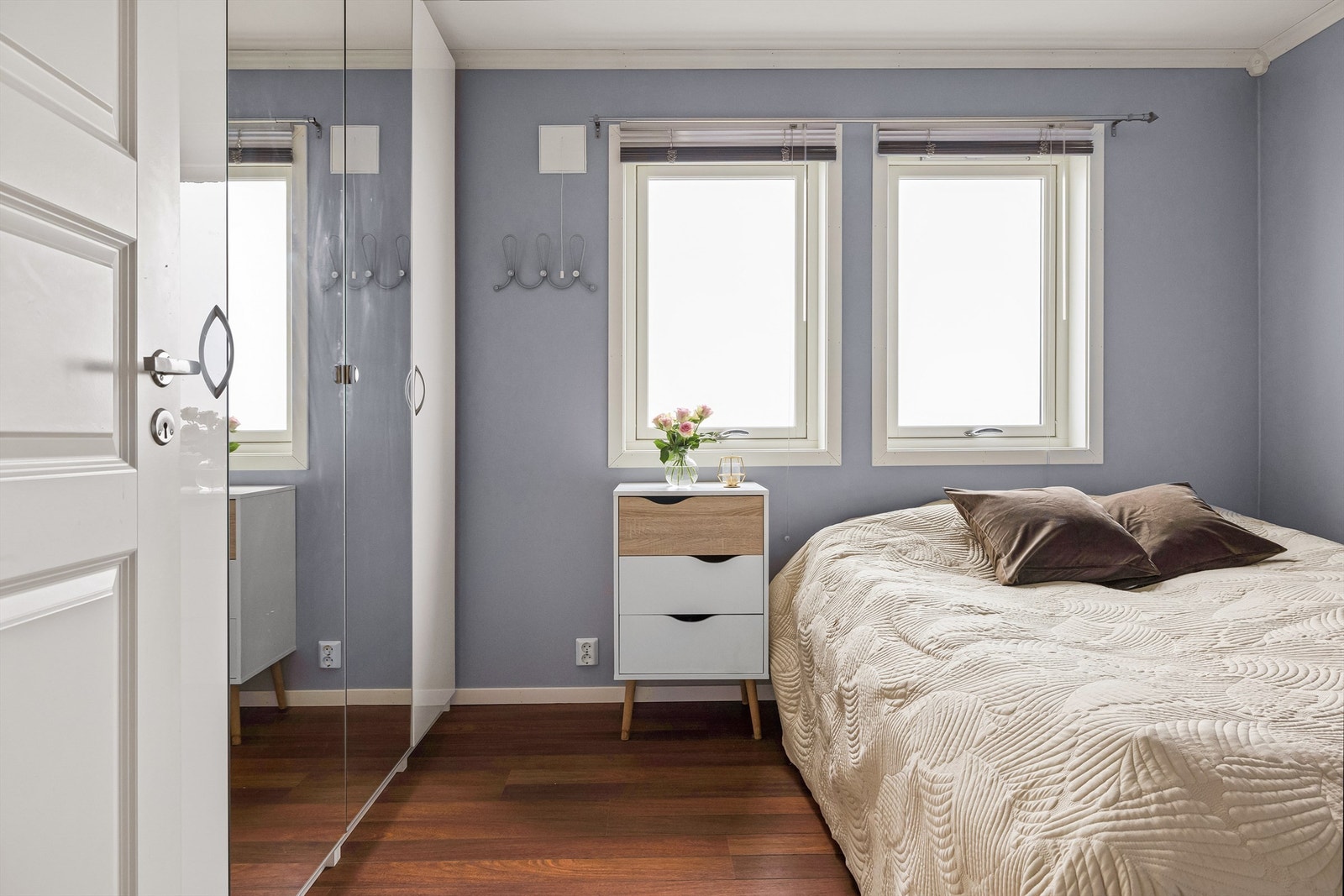 God garderobeplass på soverommet. Galleribilde