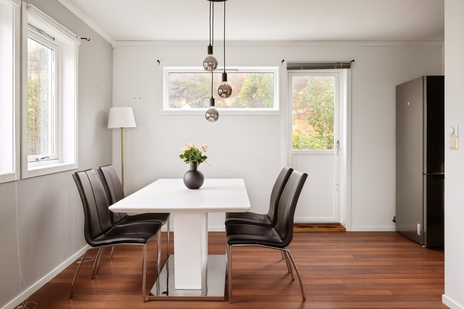 Praktisk med spisestue like ved kjøkkenet. Galleribilde