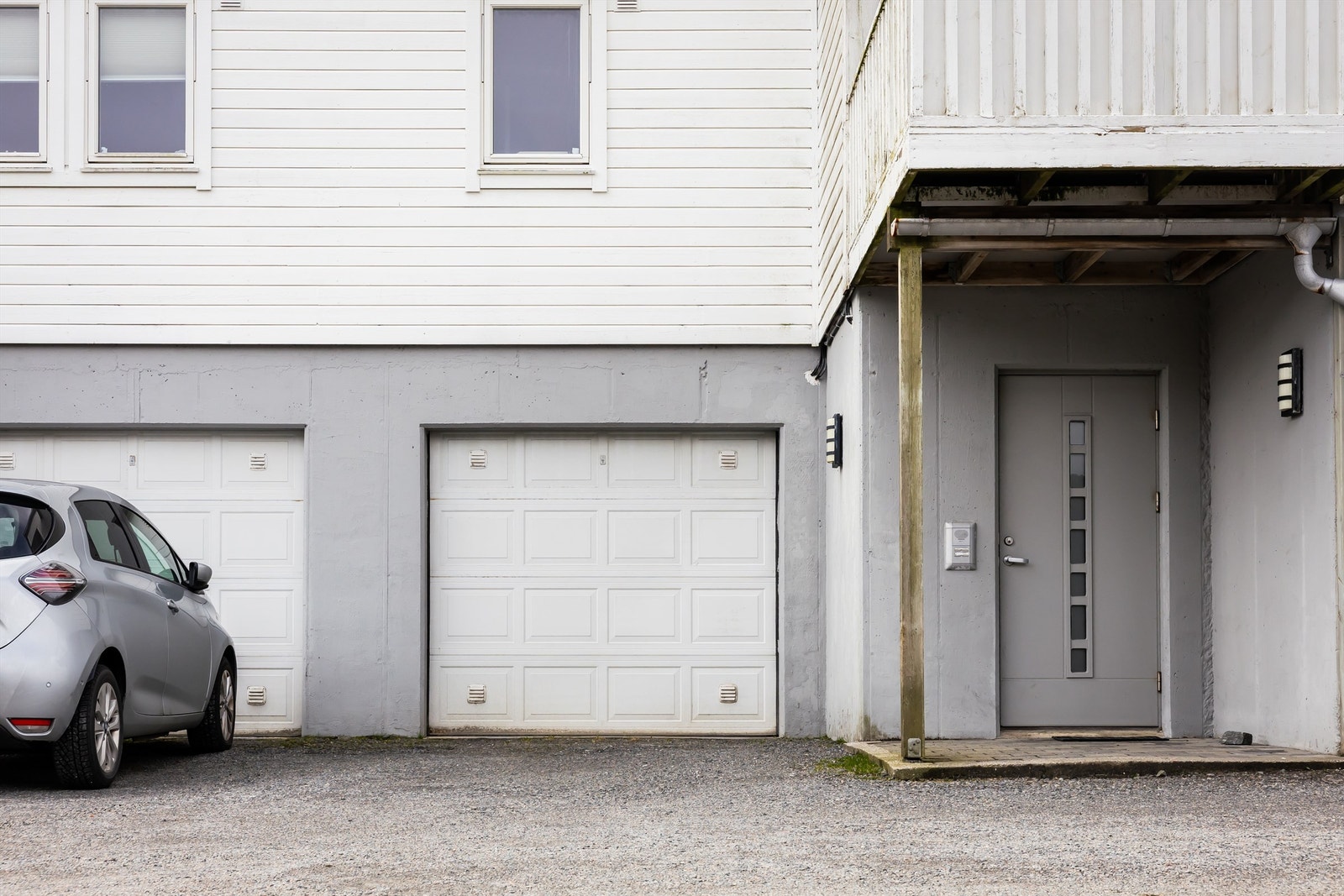 Egen separat garasje integrert i bygget. Galleribilde