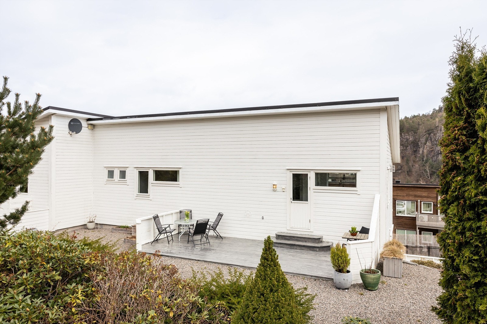 Flott 4-roms selveier med moderne og god standard. Topp/ hjørneleilighet. Egen garasje m/ el.bil lader på 20 m². Solrik, sentral beliggenhet. Galleribilde