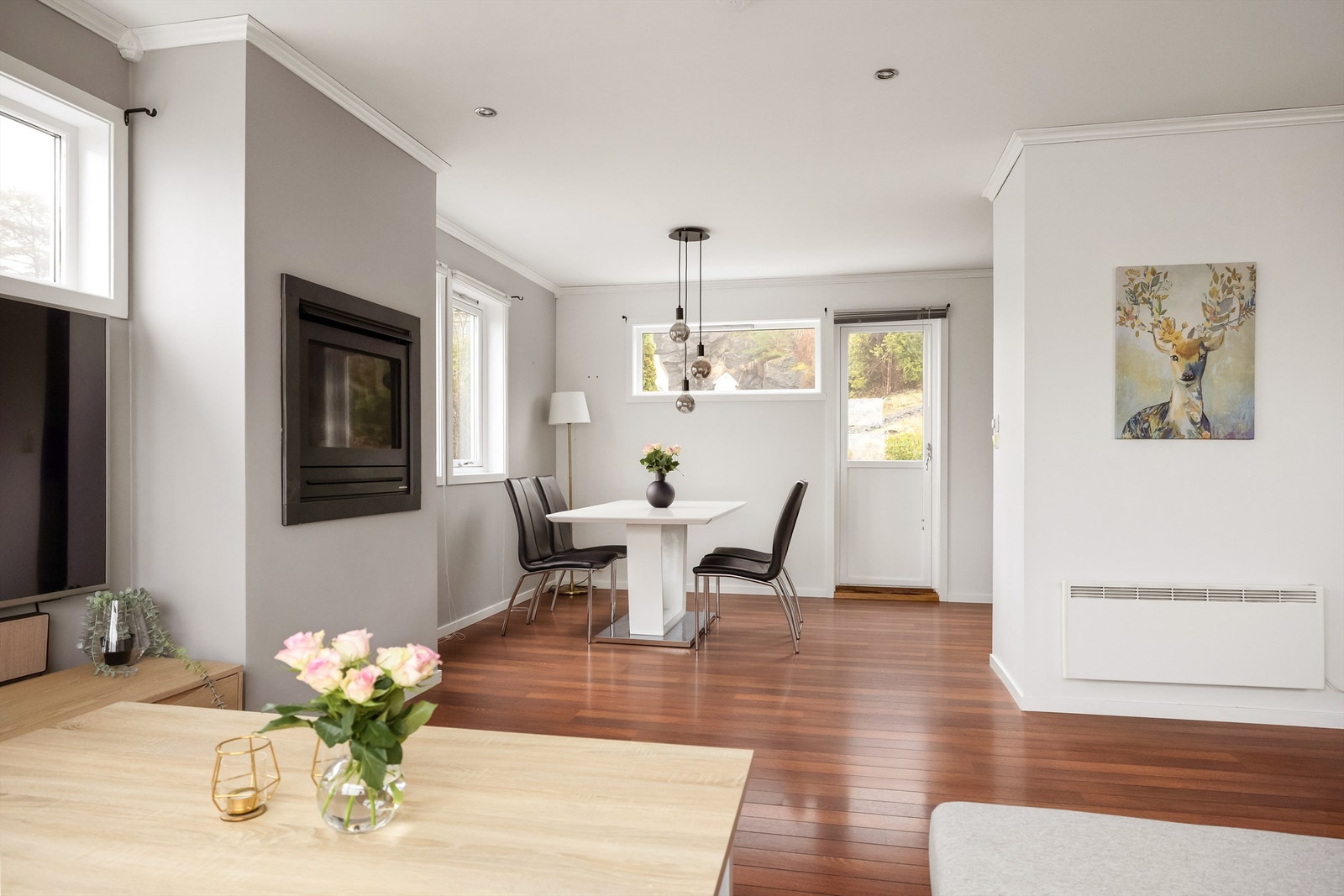 Meget god spiseplass like utenfor kjøkkenet. Kjøkkenet er skjult bak vegg mot stue. Utgang til terrasse fra stue og kjøkken. Galleribilde