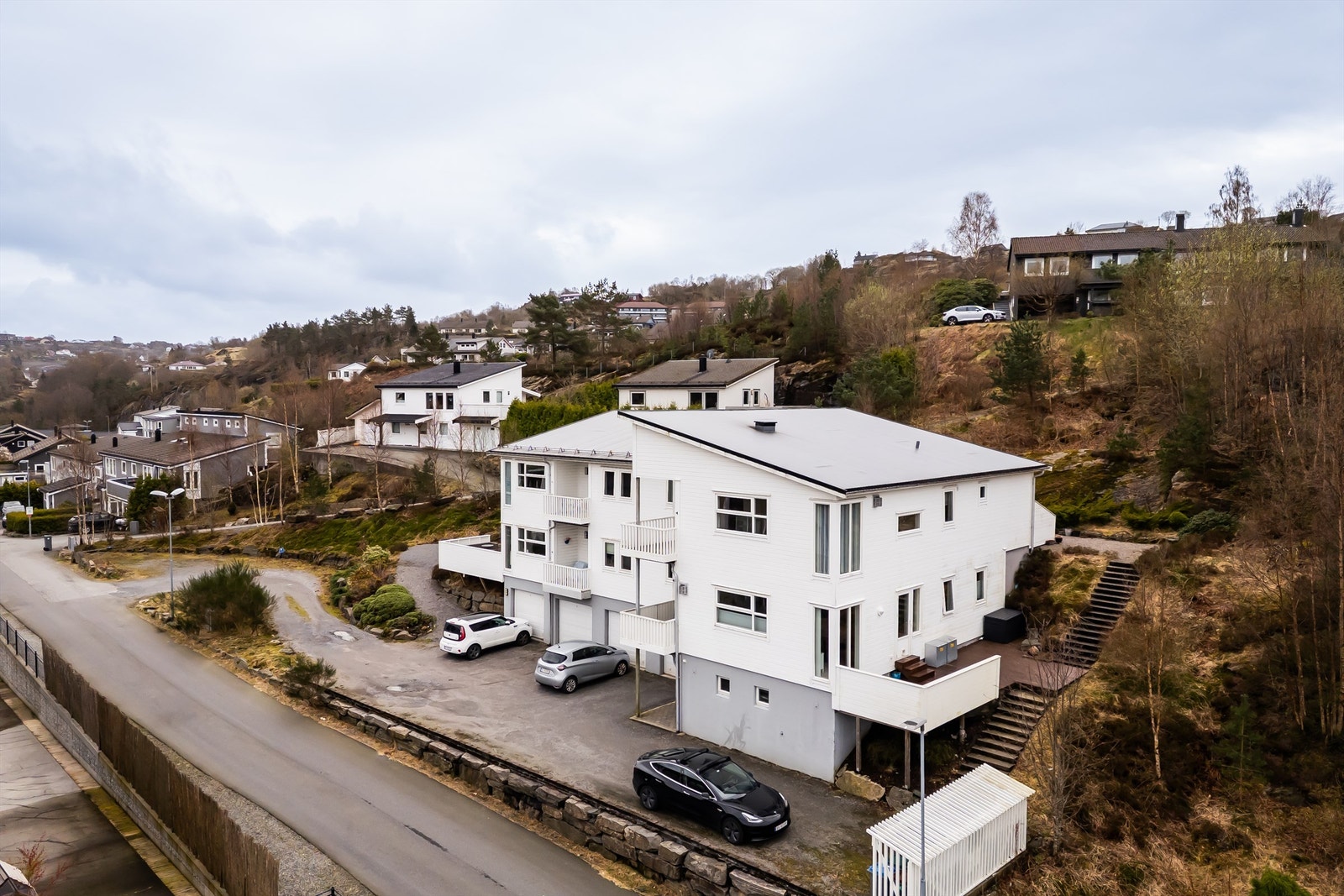 God biloppstillingsplass også på tunet foran leiligheten. Galleribilde