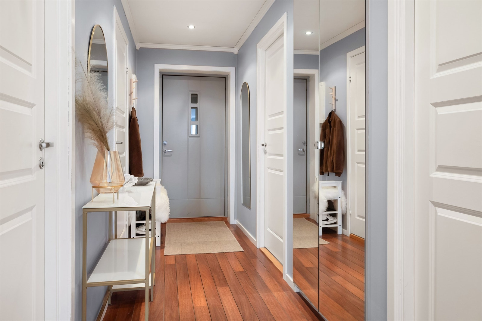 Gang/hall i leiligheten. Galleribilde