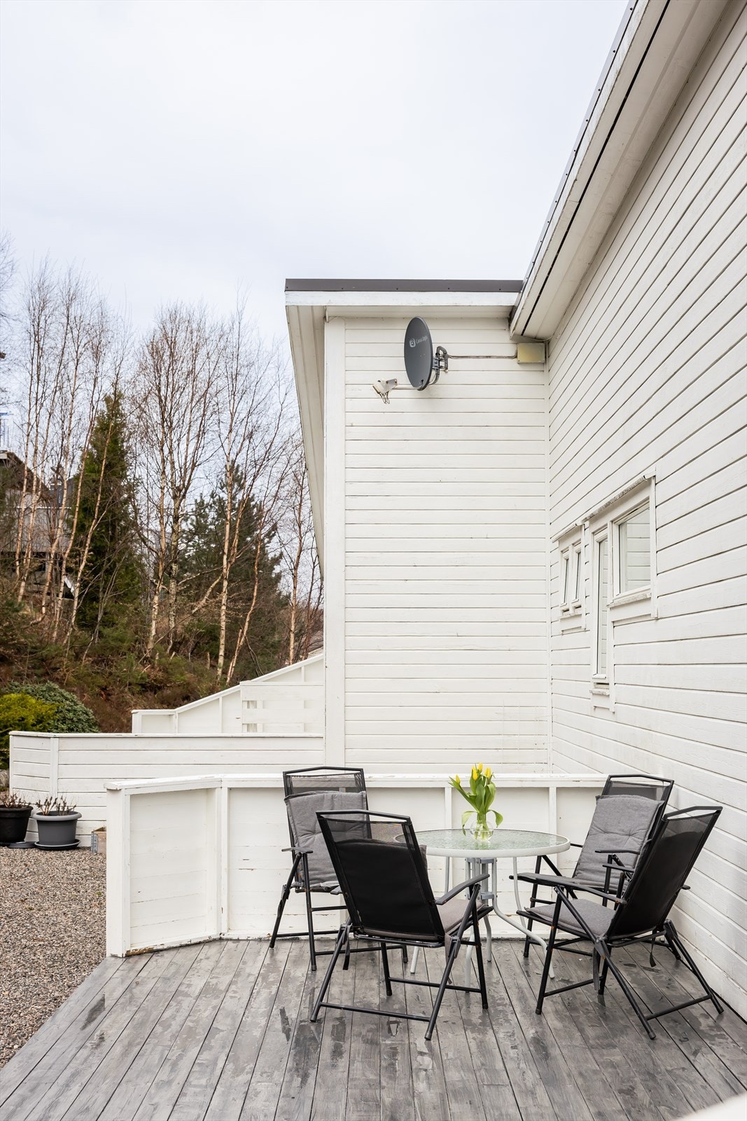 Koselig og usjenert uteplass mot vest. Galleribilde