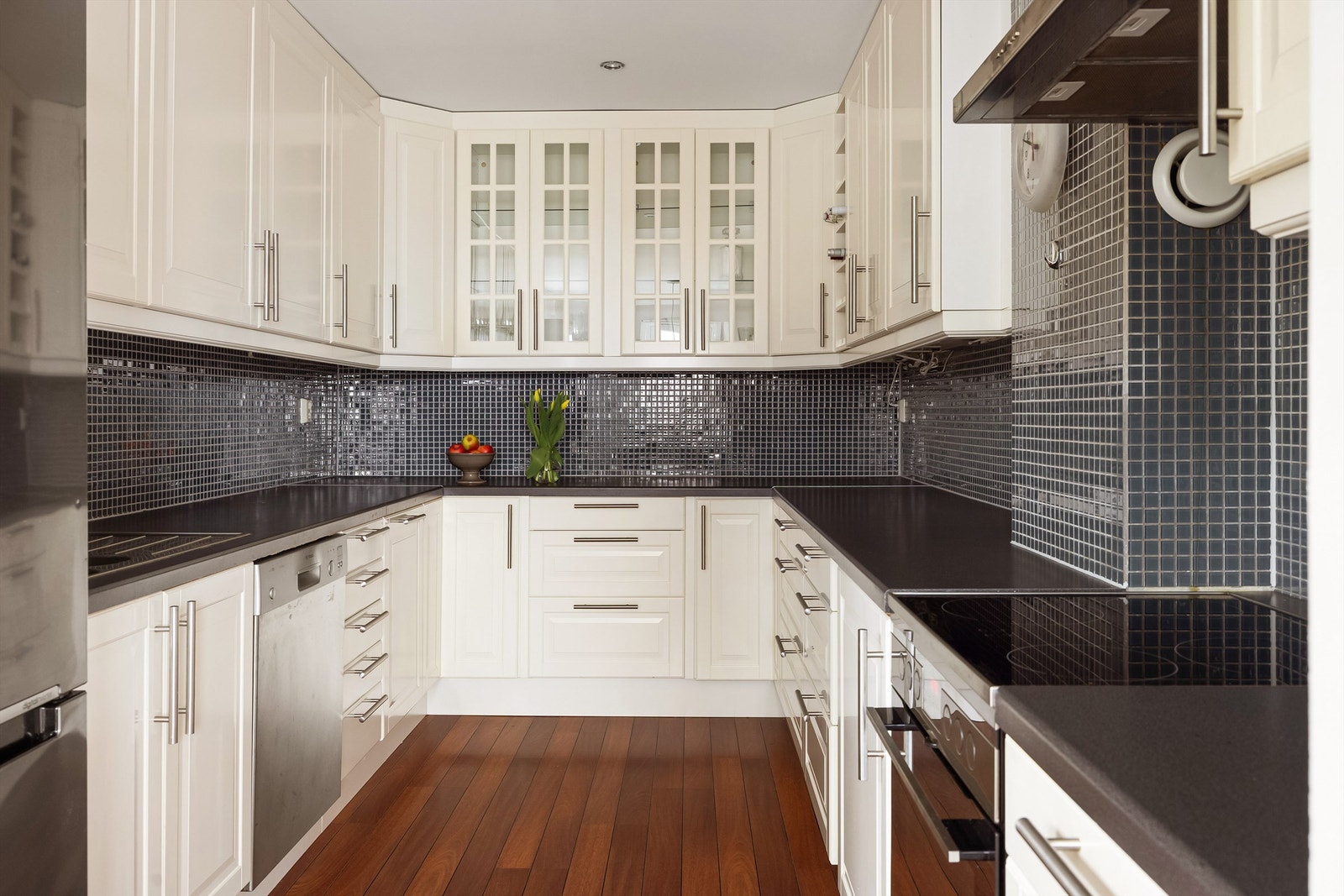 Innholdsrikt kjøkken med meget god arbeidsplass. Galleribilde