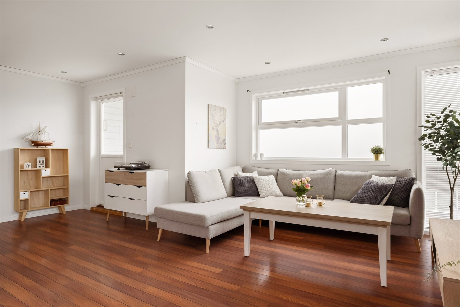 Dør fra stue til balkong mot øst. Galleribilde