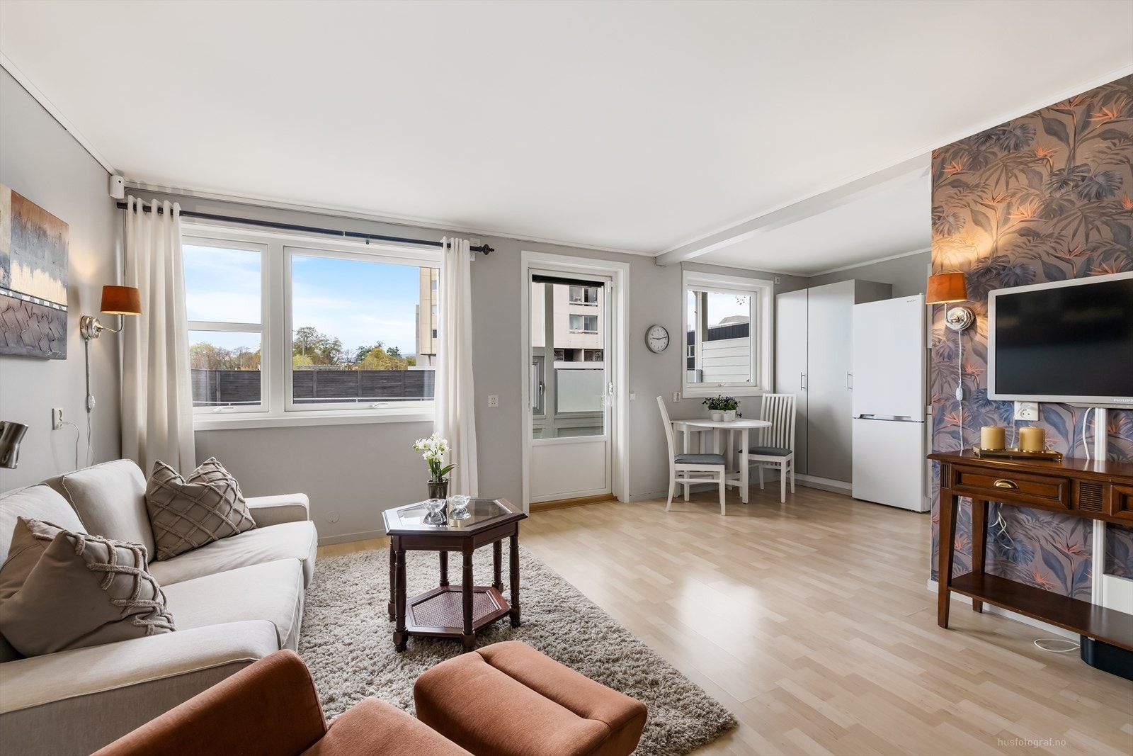 Romslig stue med god plass til møblering og utgang til balkong. Galleribilde