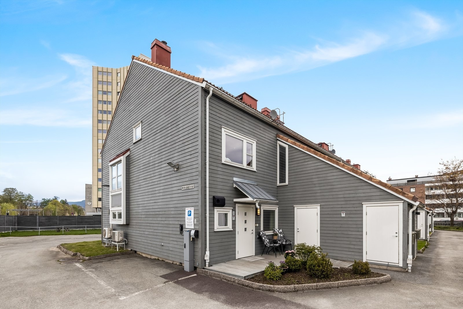 Fra leiligheten er det kort gangavstand til det meste du måtte trenge i hverdagen. Galleribilde