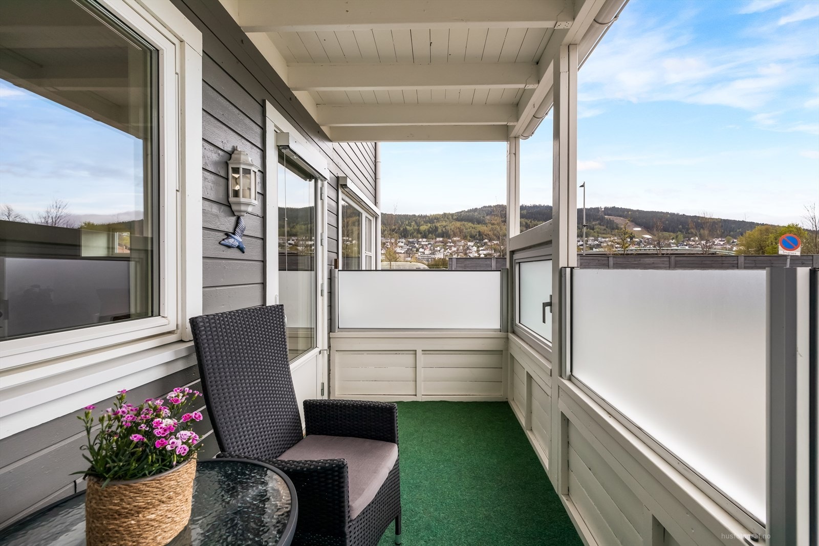 Fra leiligheten er det umiddelbar nærhet til dagligvarebutikk, apotek og gode servicetilbud. Galleribilde