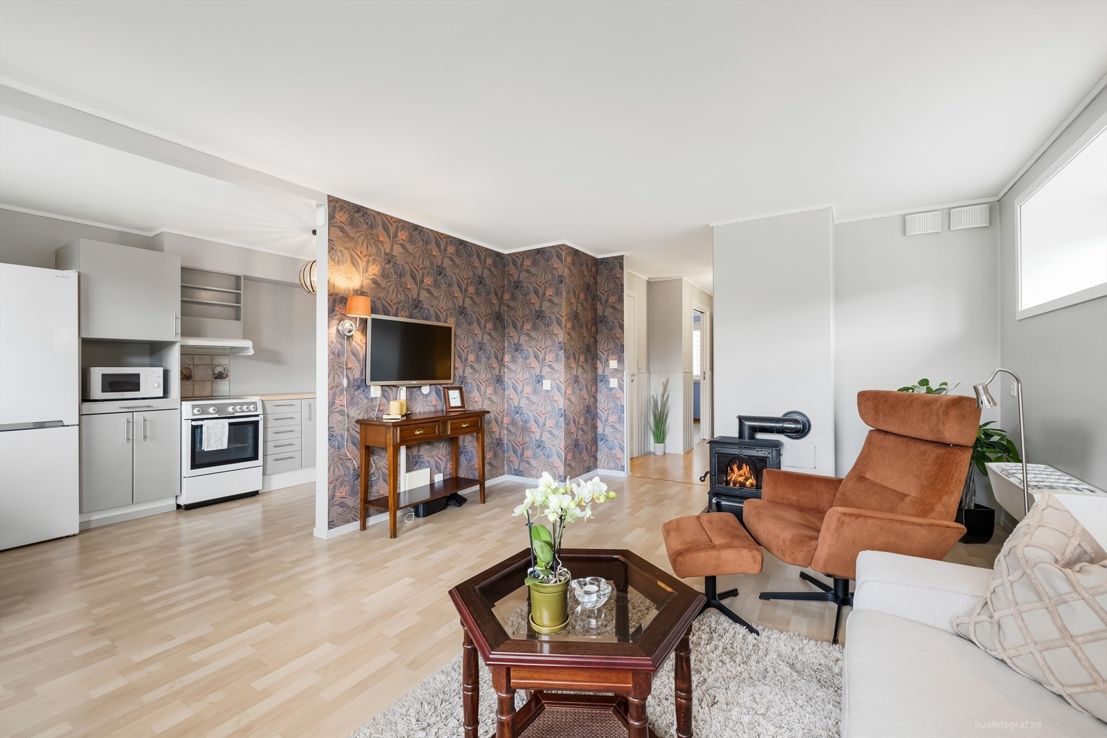 Moderne åpen løsning med spisestue, kjøkken og stue. Galleribilde