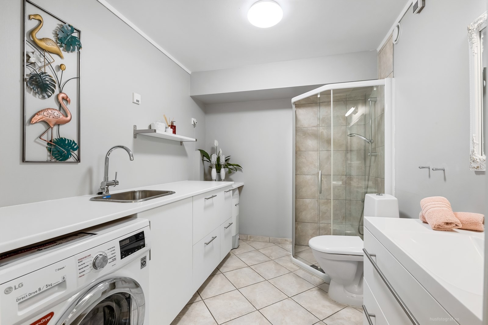 Pent bad med innredning bestående av klosett, dusjhjørne, baderomsinnredning med speilskap og godt med benkeplass. Galleribilde