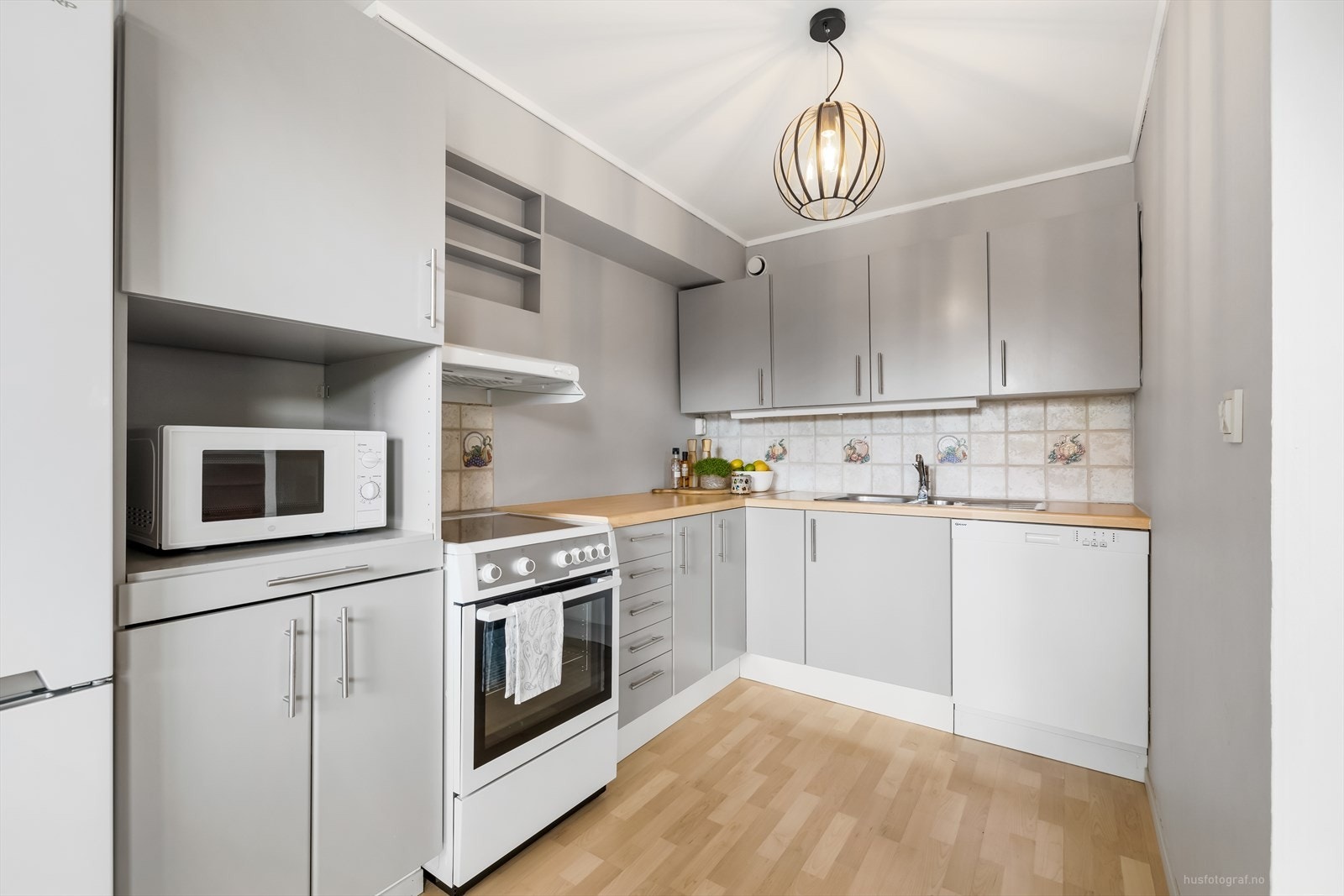 Kjøkkenet er pent og lettstelt Galleribilde