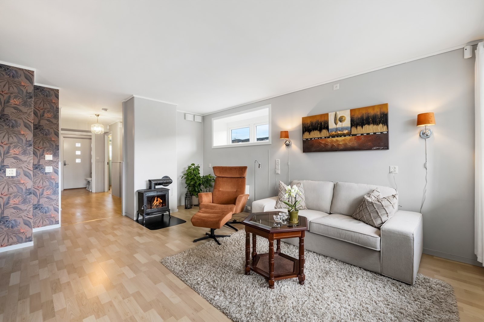 Peisovn plassert i stue som bidrar til en lun atmosfære. Galleribilde