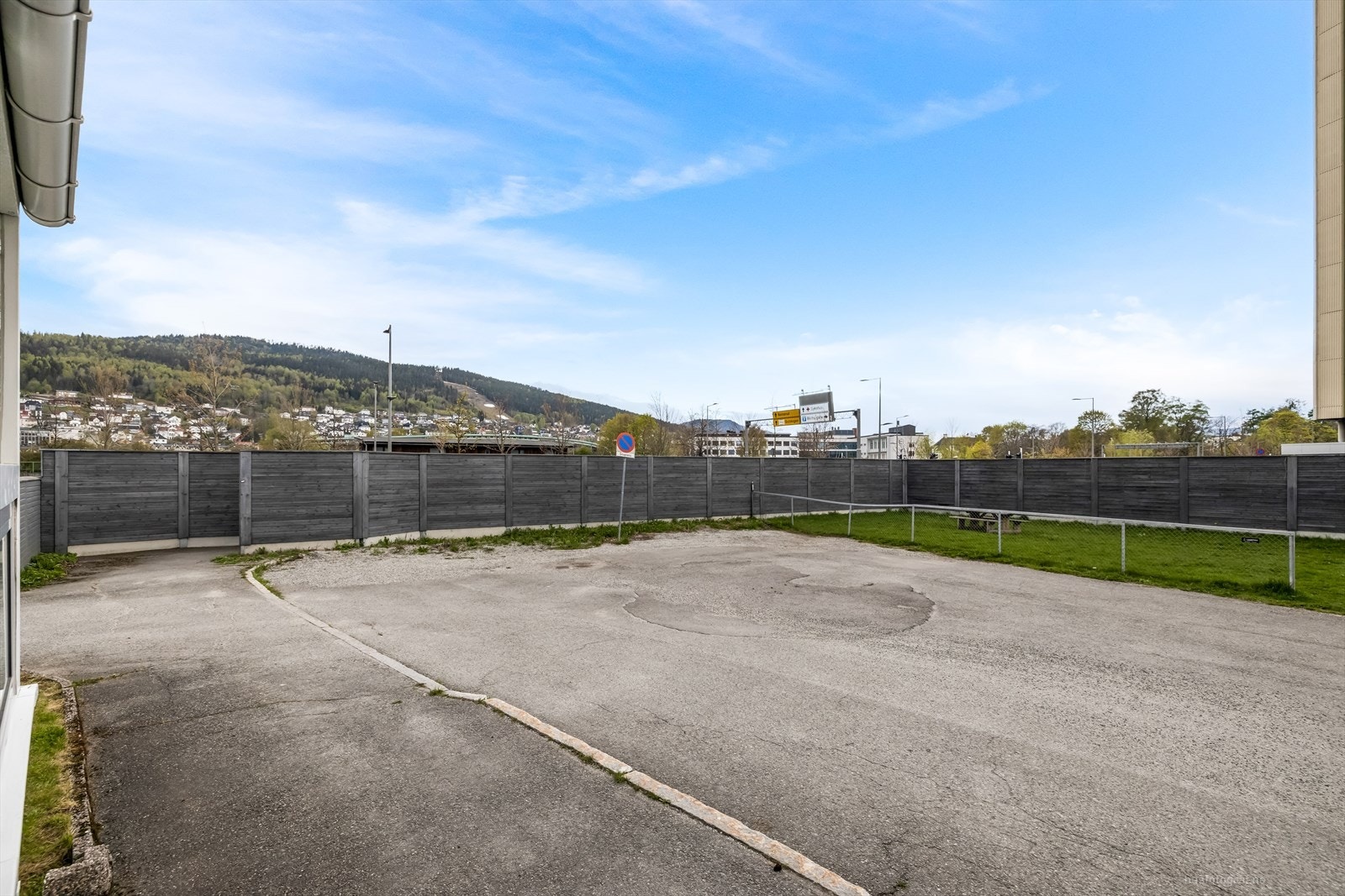 Leiligheten har en supersentral beliggenhet med umiddelbar nærhet til tog og spennende restauranter og butikker. Galleribilde