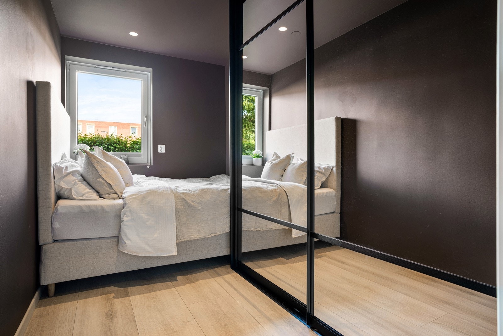 Det er to fine soverom i leiligheten, innredet med hver sin skyvedørsgarderobe for oppbevaring av klær og sko. Galleribilde