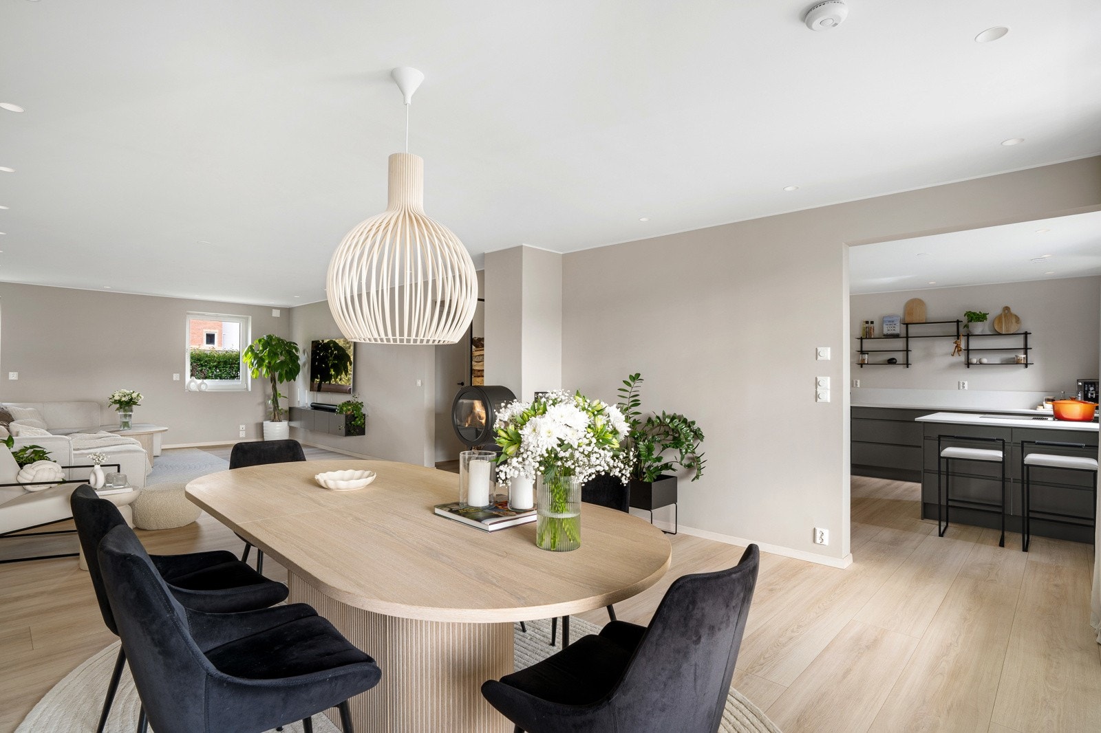 Stuen bærer preg av en romslig og åpen utførelse med plass til flere oppholdssoner. Galleribilde