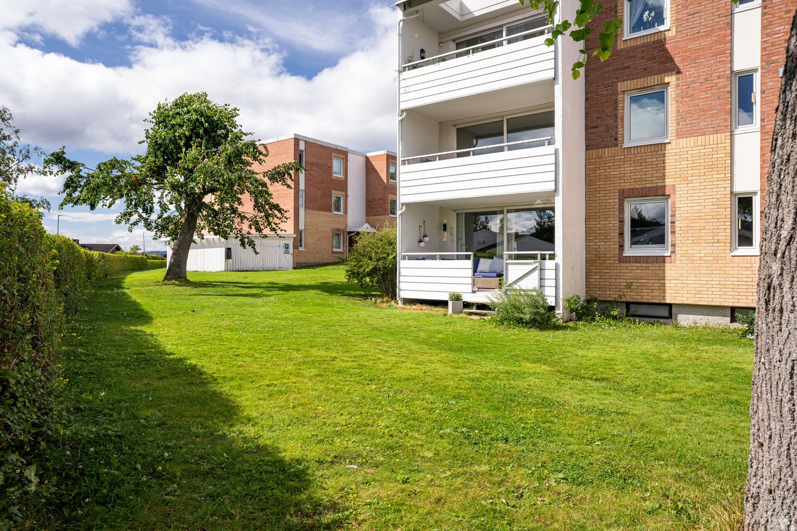 Den sørøstvendte balkongen byr på morgen- og formiddagssol, men dersom du ønsker du å følge solen videre utover dagen, er det enkel adkomst til grøntarealet rett utenfor. Galleribilde