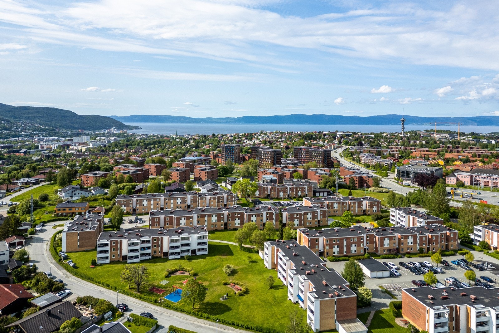 Moholt borettslag består av totalt 276 leiligheter, fordelt på Østre og Vestre Moholt-tun. Galleribilde