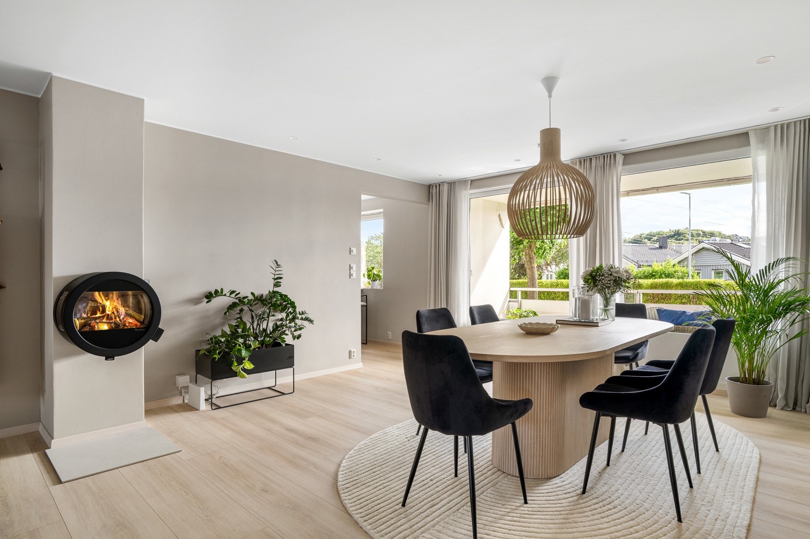 Peisen er smakfullt integrert i rommet, og varmer godt på vinterhalvåret. Galleribilde