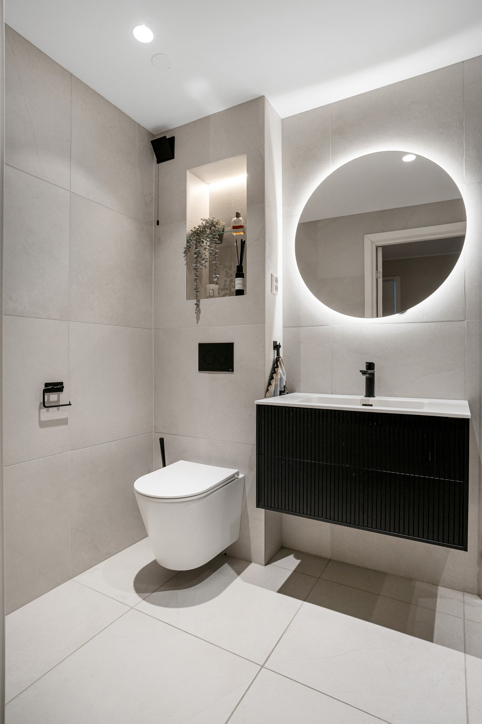 Badet har dusj med takdusj og innfellbare dører som frigjør plass på gulvet, i tillegg til integrerte hylleløsninger. Galleribilde