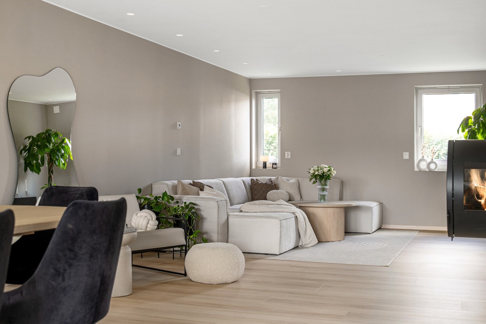 Varmefolie, strøm og downlights er lagt med tanke på mulig tilbakeføring til opprinnelig romløsning. Galleribilde