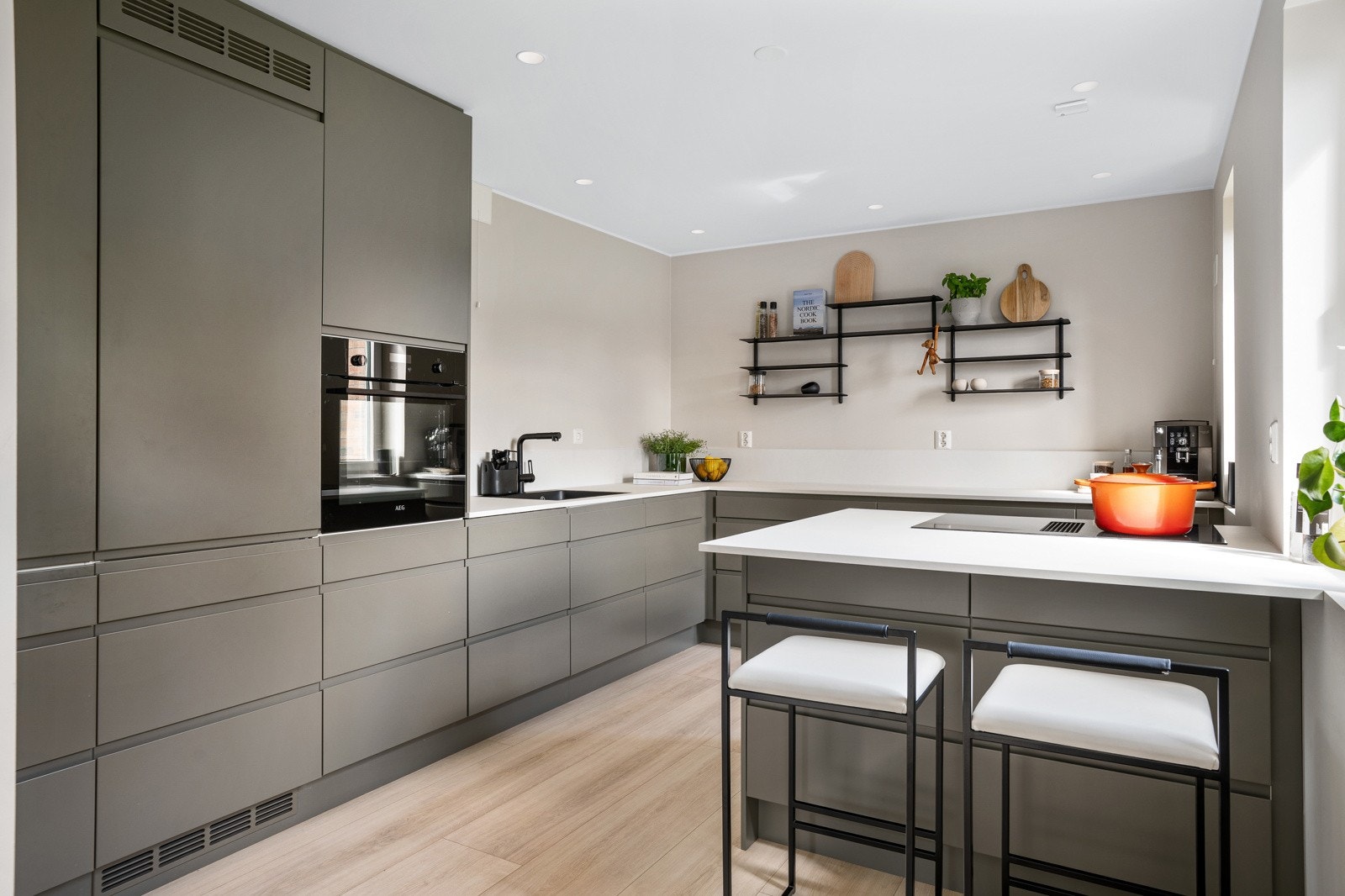 Kjøkkenøyen er et flott supplement til resten av innredningen, med en ekstra arbeidsflate til tilberedning av mat og ekstra oppbevaring. Som samlingspunkt er det etablert en praktisk barløsning med spiseplass for to. Galleribilde