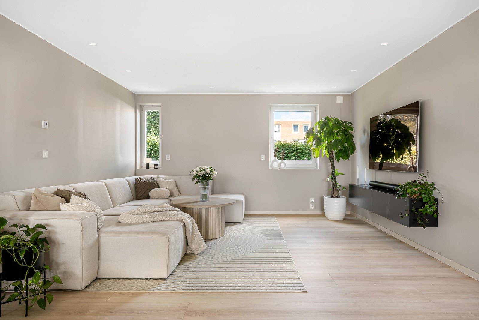 Under det elegante 1-stavs laminatgulvet er det lagt varmefolie i leilighetens mest brukte soner (gang, kjøkken og stue). Galleribilde