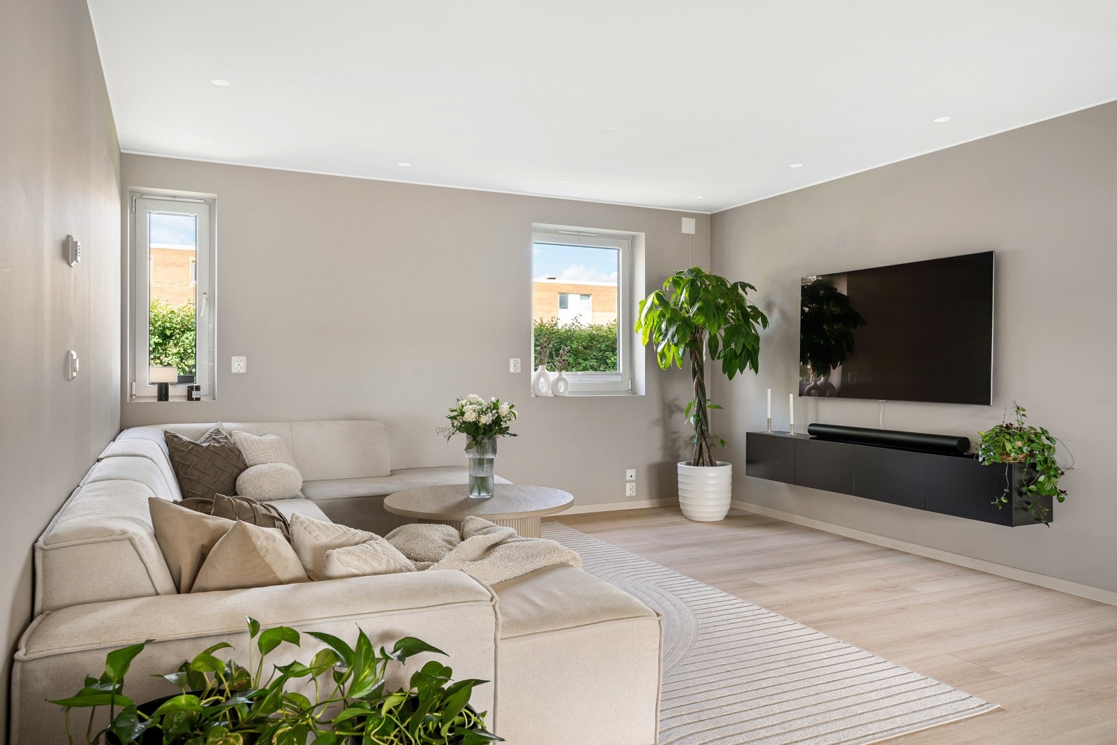 Det opprinnelige tredje soverommet i leiligheten er fjernet til fordel for større oppholdsrom og bedre arealutnyttelse, men kan enkelt reverseres ved behov. Galleribilde