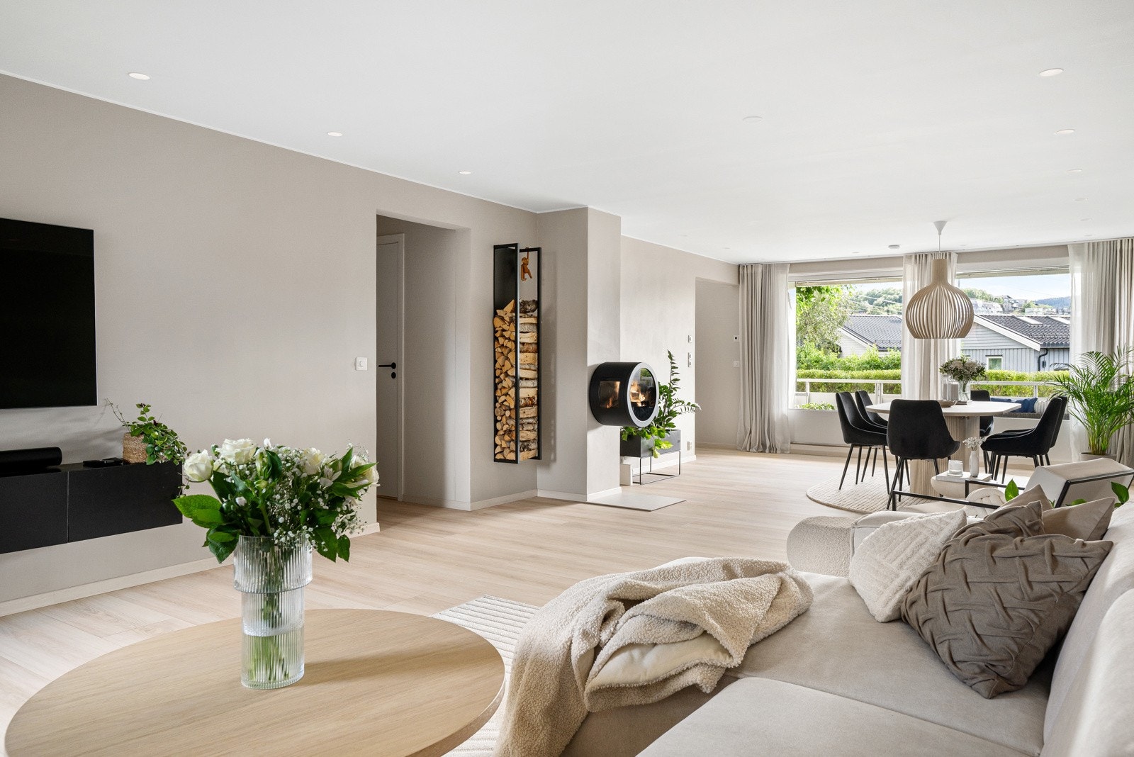 Velkommen til en sjelden mulighet i Moholt Borettslag - denne gjennomførte leiligheten er for deg som verdsetter design, funksjon og høy kvalitet i alle ledd. Galleribilde